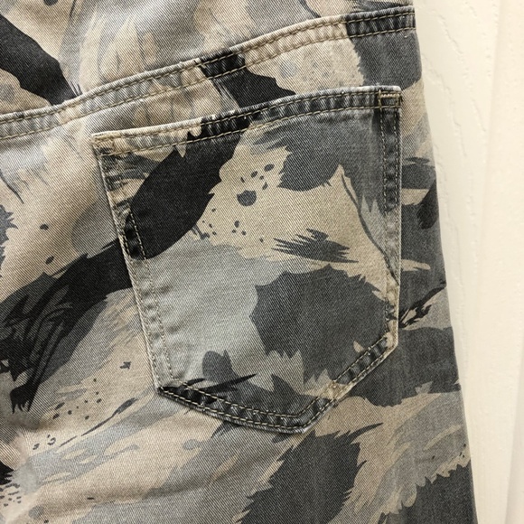 POL Camo Cheetah High Rise Cropped Jeans - Picture 6 of 9